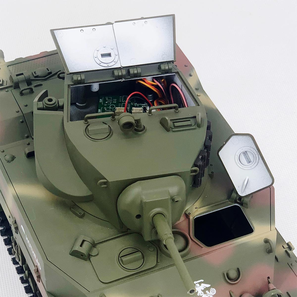 1/16 Scale 2.4G US M5A1 Stuart Light Tank Model with Sound & Light Effects, Telescopic Smoking Exhaust - Razordon