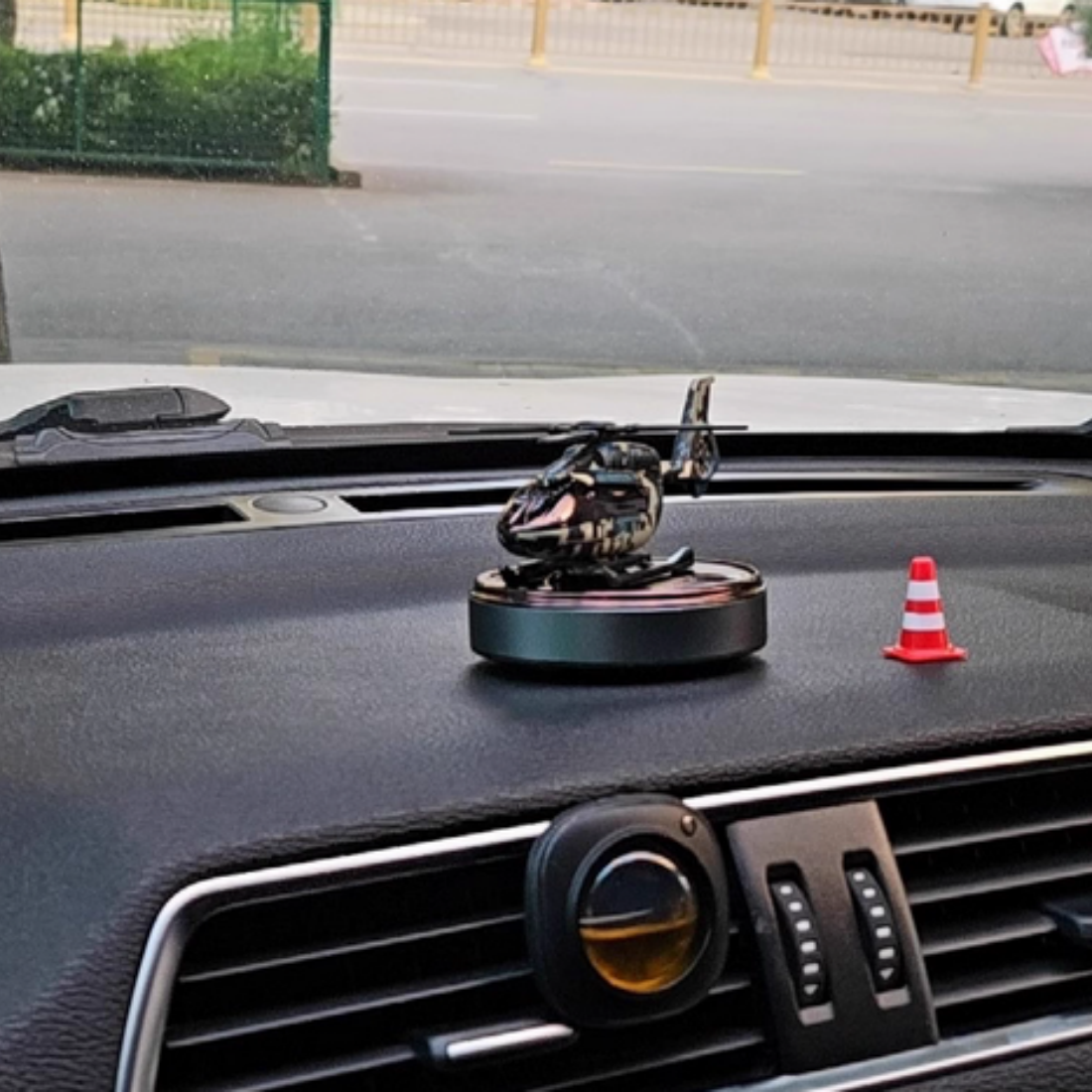 Helicopter-Style Solar-Powered Car Air Freshener Souvenir - RAZORDON