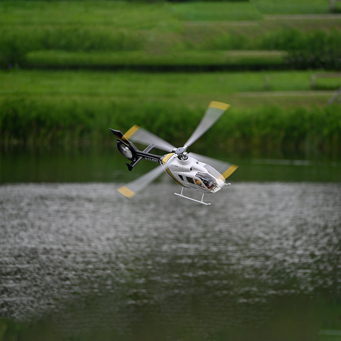 FLYWING EC135 470 스케일 RC 헬리콥터 2.4G 6CH 스케일 군용 모델, 퀵 탈착식 4날 로터, ACE 비행 컨트롤러, GPS 위치 지정 기능(MODE1/MODE2 전환 가능)